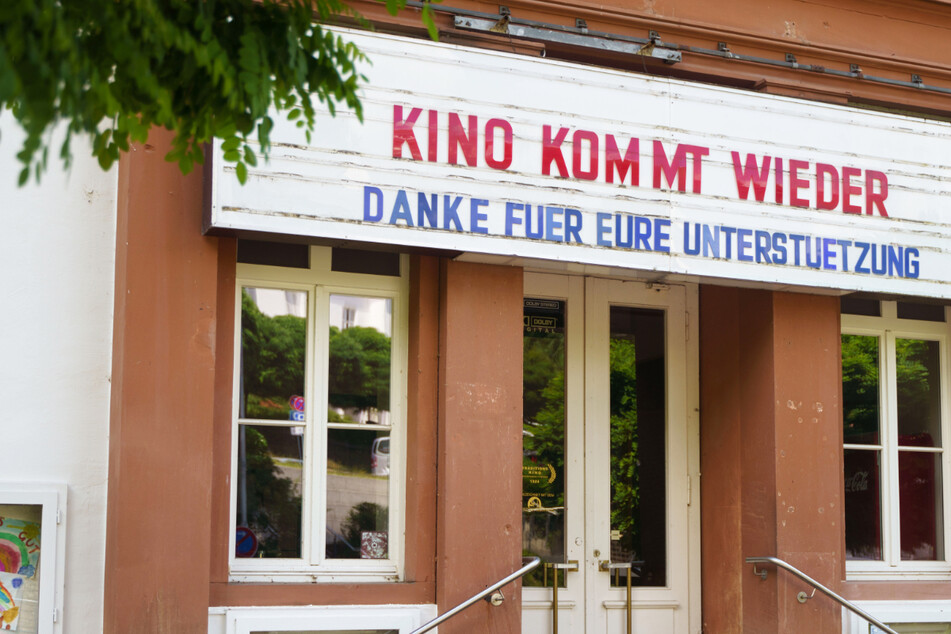 "Kino kommt wieder" steht auf der Tafel am Eingang eines Lichtspielhauses im hessischen Gelnhausen.