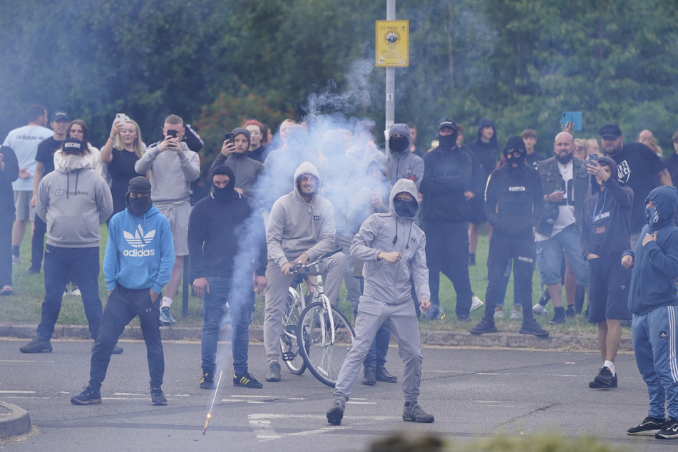 Eine Anti-Einwanderungsdemonstration in der Nähe des Holiday Inn Express in Rotherham, South Yorkshire.