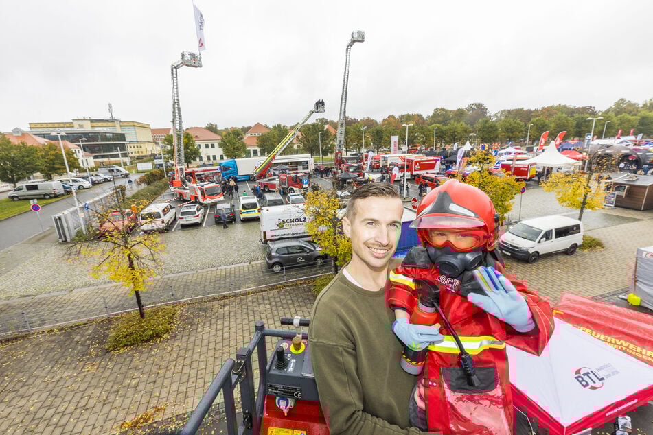 Was für ein Erlebnis! Tobias Meier (35) durfte mit Sohn Lio (2) hoch hinaus auf eine Drehleiter.