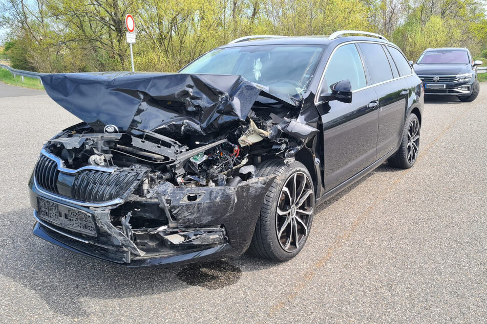 Unfall A14: Auffahrunfall auf der A14: Skoda kracht in bremsenden VW