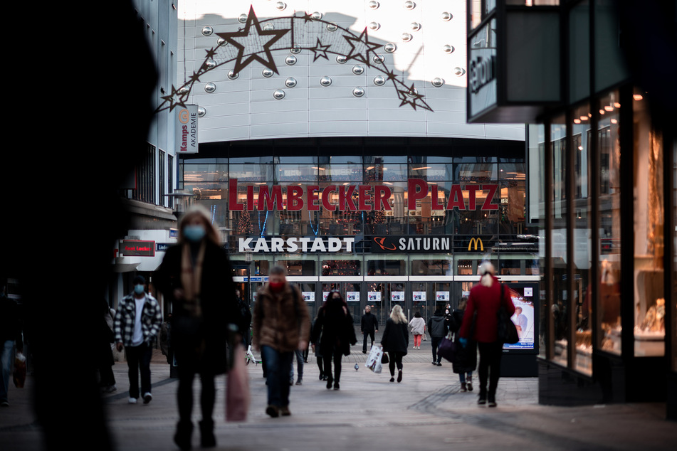 Menschen laufen durch die Innenstadt mit Blick auf den Limbecker Platz.