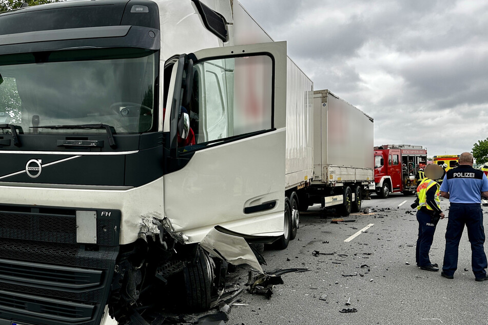 Der Lkw-Fahrer (20) kam mit einem kaputten Vorderreifen und dem Schrecken davon.