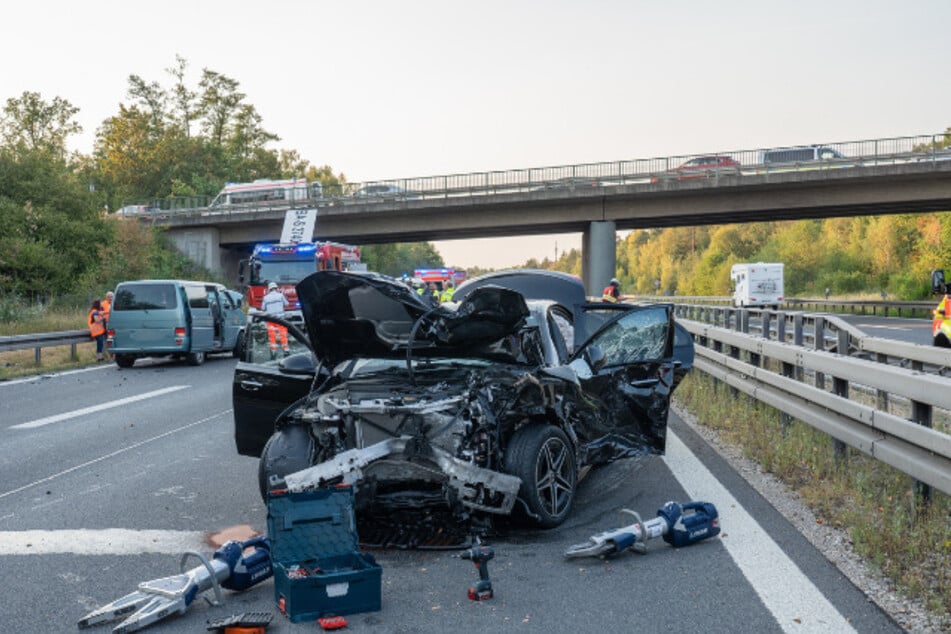 Beteiligte Autos wurden völlig deformiert.