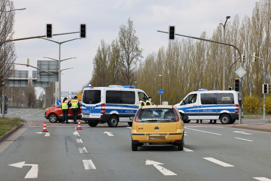 Die Polizei kontrolliert Fahrzeuge und Personen an den Zufahrtsstraßen.