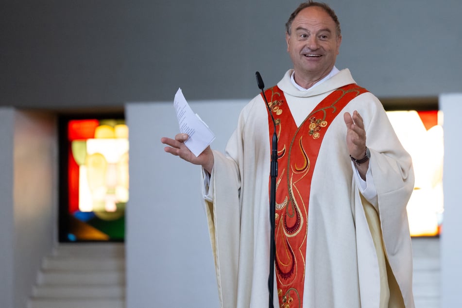 Pfarrer Rainer Maria Schießler (64) versucht, die Einbrecher von seiner Kirche fernzuhalten.