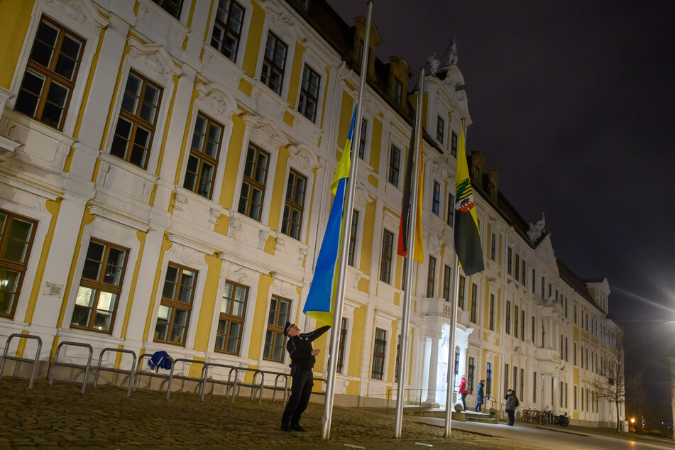 Am Freitag war der Jahrestag des russischen Angriffskriegs. Der Landtag Sachsen-Anhalt hisste die ukrainische Flagge in Solidarität mit den Betroffenen.
