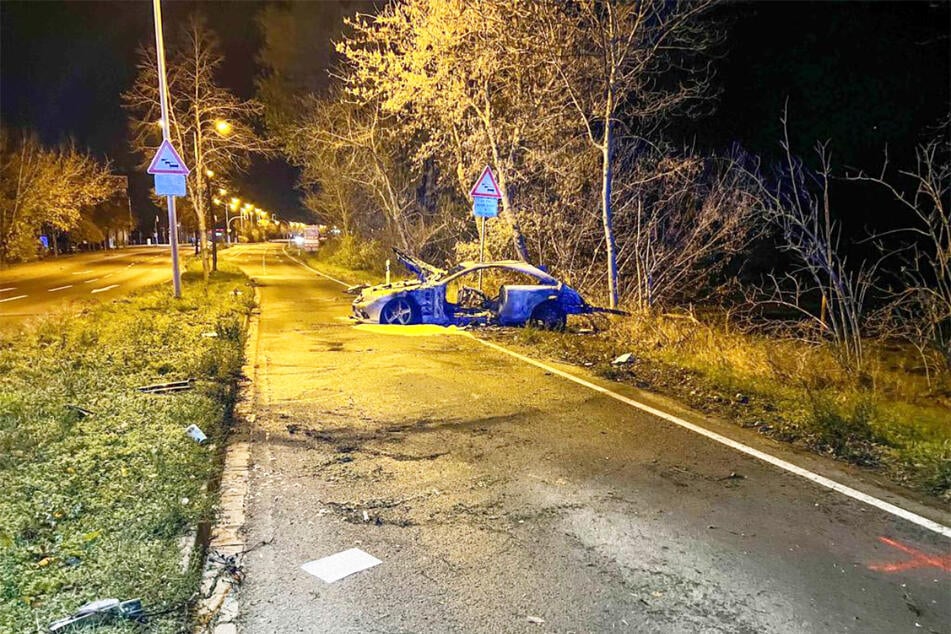 Der Mercedes des 21-Jährigen war am Freitagabend ins Schleudern geraten, gegen einen Lichtmast und einen Baum geprallt...