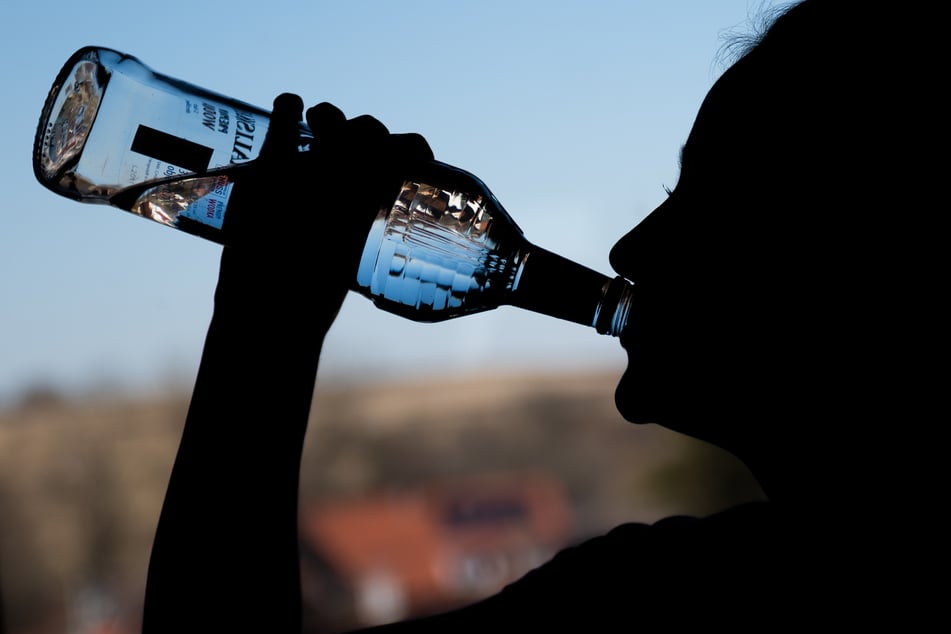 Etwas weniger tief in die Flasche schauten Kinder und Jugendliche in Baden-Württemberg laut Angaben der DAK im vergangenen Jahr. (Symbolbild)