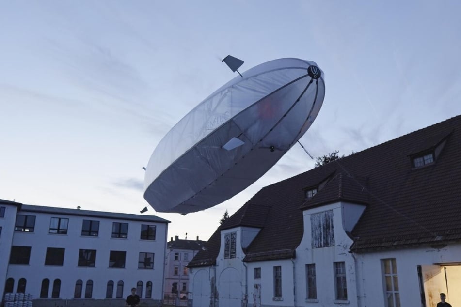 Die Zittauer Zeppeline können bis zu zehn Stunden in der Luft bleiben. Sie sind damit herkömmlichen Drohnen weit überlegen.