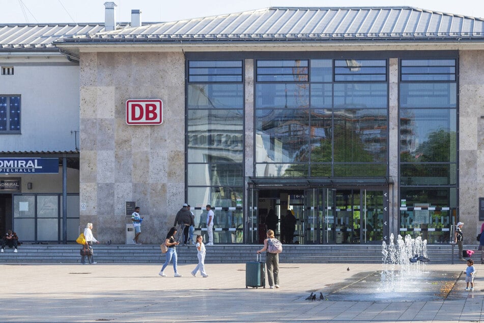 Dramatische Szenen an Bahnhof: Frau mit Messer angegriffen und getötet, Polizei nimmt Mann fest