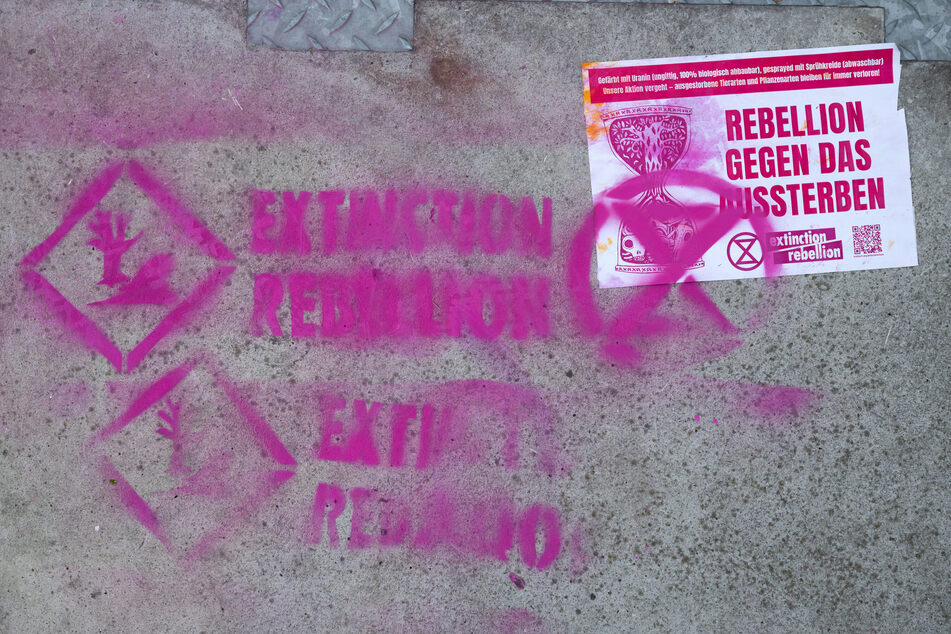 Die Aktivisten haben auch Graffiti und Zettel hinterlassen, die auf ihr Anliegen hinweisen.