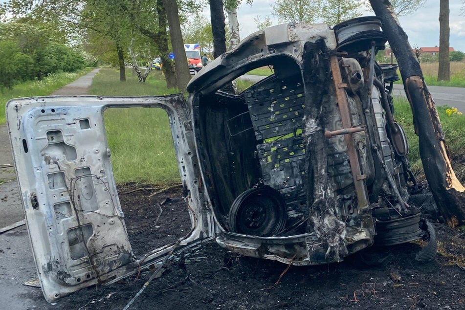 Lkw-Fahrer rettet schwer verletzten 71-Jährigen aus brennendem Wrack