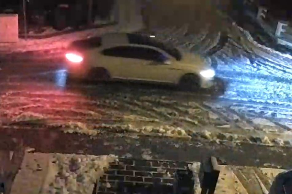 Wer hat diesen weißen VW Arteon im Bereich rund um Dreieich gesehen? Es handelt sich dabei um das mutmaßliche Fluchtfahrzeug der Täter.