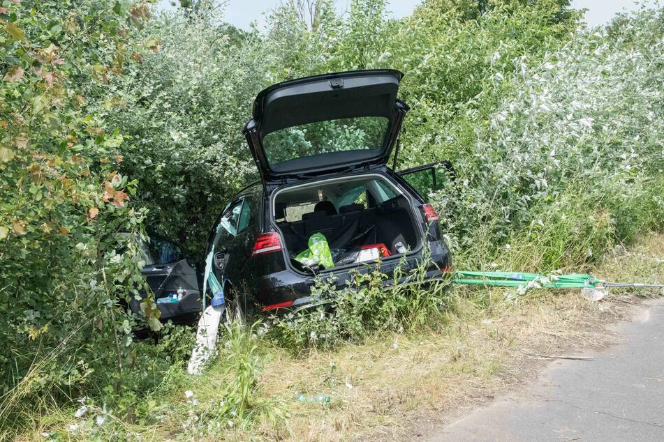 Das Auto ist in einer Böschung hinter einem Kreisverkehr zum Stehen gekommen.