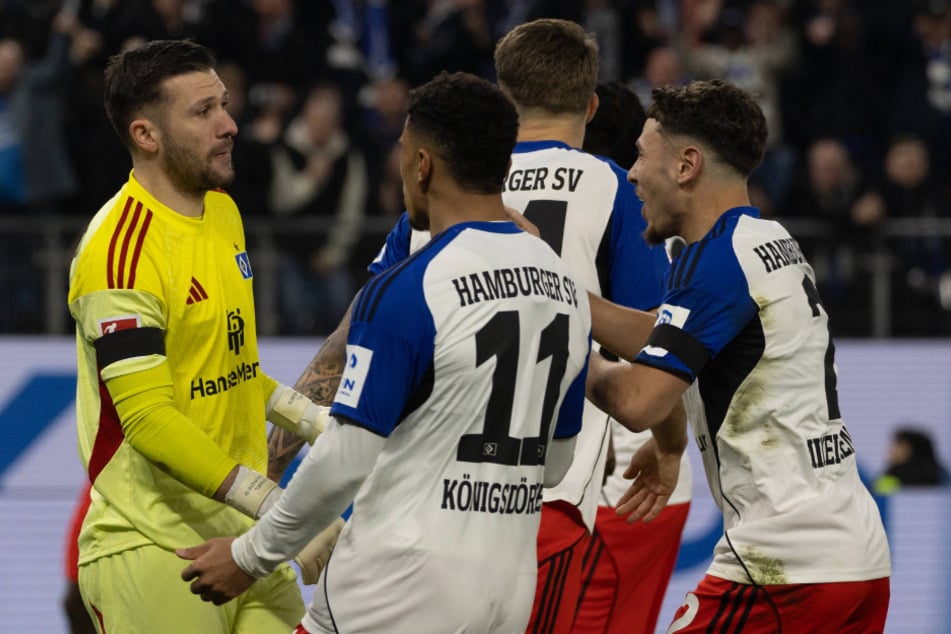 HSV-Keeper Daniel Heuer Fernandes (33, l.) lässt sich nach seiner Elfmeterparade von seinen Mitspielern feiern. Nach Schlusspfiff war aber auch der Torhüter enttäuscht.