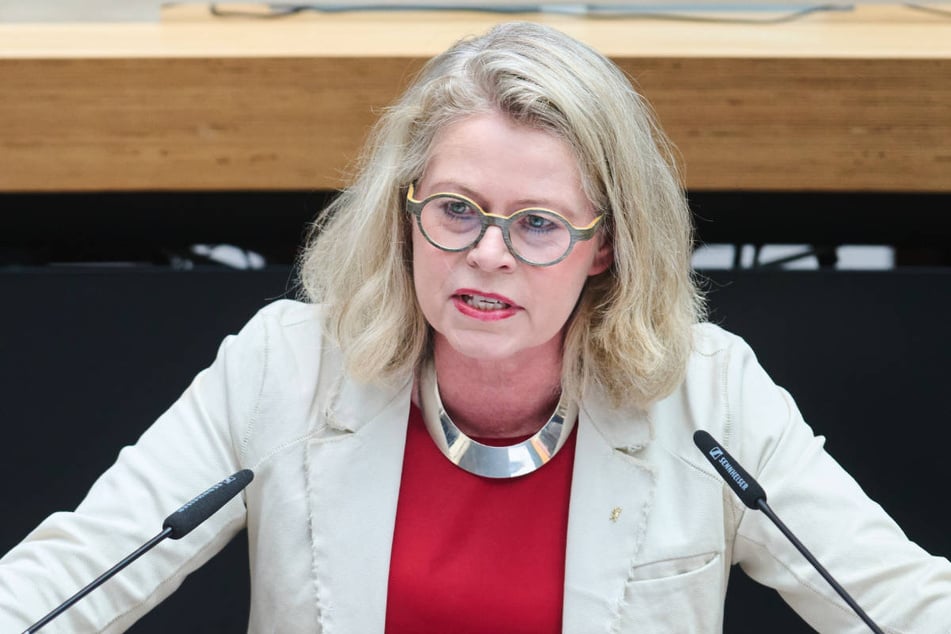Berlins Verkehrssenatorin Ute Bonde (58, CDU) hat den Wegfall vieler Tempo-30-Zonen angekündigt, da sich die Luftqualität in den betroffenen Gebieten verbessert habe.