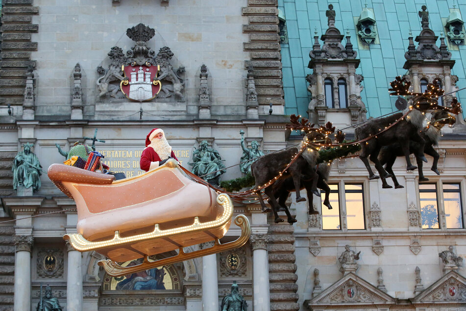In Hamburg fliegt der Weihnachtsmann mehrmals am Tag über den Roncalli-Weihnachtsmarkt.
