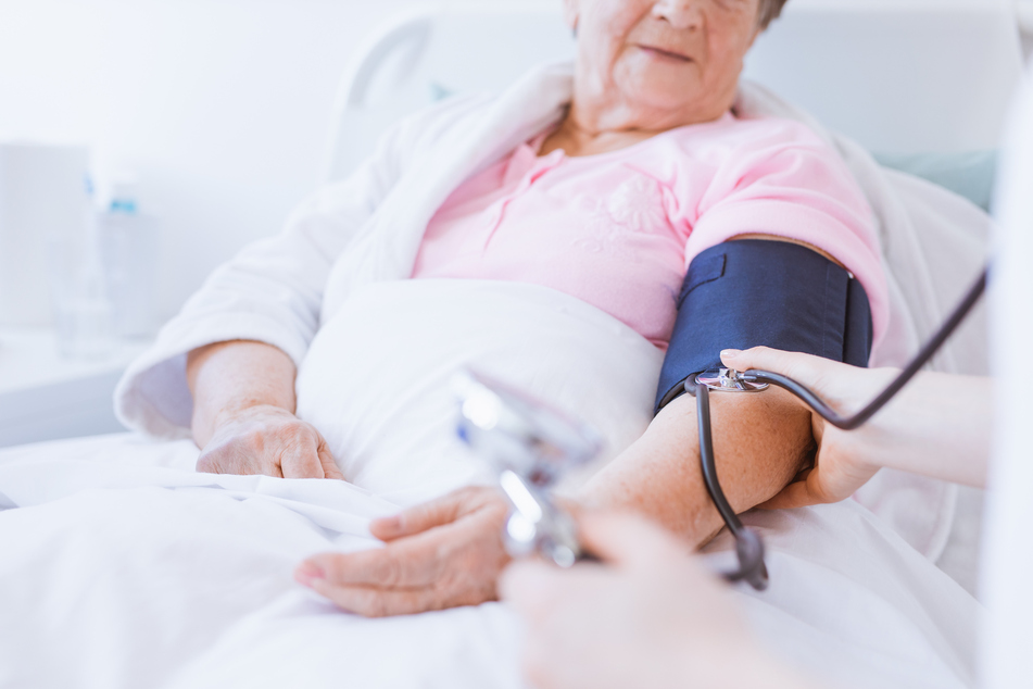30 Jahre nach der Wiedervereinigung gibt es in Ostdeutschland viel mehr Krankenhausaufnahmen wegen Herzschwäche als in Westdeutschland. (Symbolbild)