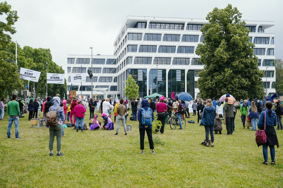 Demonstranten der Klimaschutzbewegung "Fridays for Future" und der Umweltschutzorganisation "Robin Wood" stehen bei einer Protestkundgebung vor dem Hauptsitz des Baustoffkonzerns HeidelbergCement.