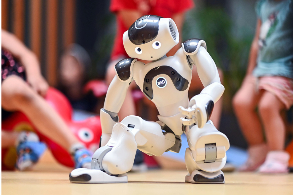 In der inklusiven Kita im Lebenshilfehaus Karlsruhe wurde der humanoide Roboter "NAO" vorgestellt.