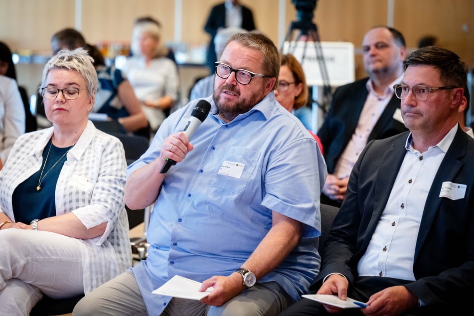 Allgemeinmediziner Frank Landgraf aus Freiberg schilderte in der Talkrunde seine Erfahrungen aus 20 Jahren Notfall-Dienst.