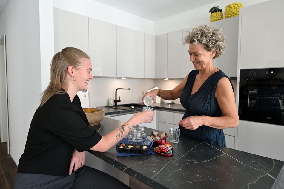 Joelina Richly und Innenarchitektin Silke Meischner (57) in der offenen Küche der Musterwohnung.