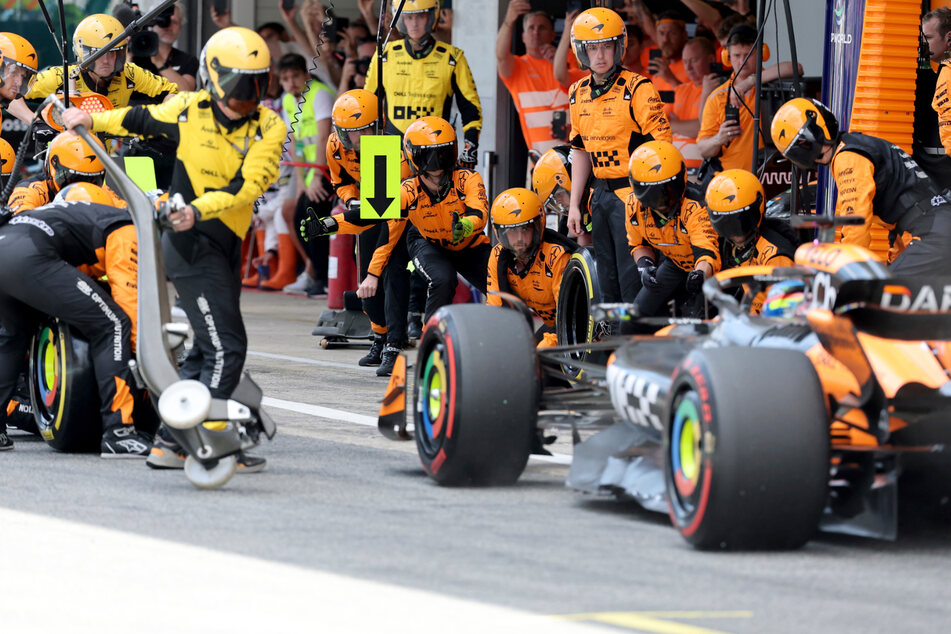Lando Norris aus Großbritannien vom Team McLaren fährt in die Box, um seine Reifen wechseln zu lassen.