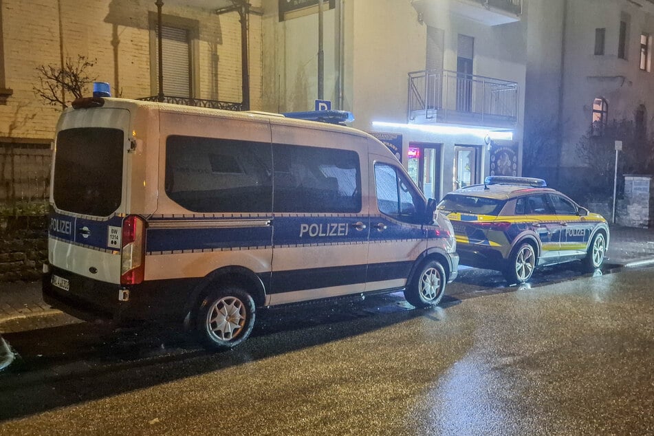 Die Polizei ist mit mehreren Einsatzwagen vor Ort.