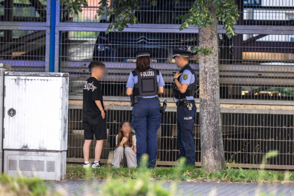 Mehrere Kinder und Jugendlichen wurden am Parkhaus angetroffen. Der Schock stand ihnen ins Gesicht geschrieben.