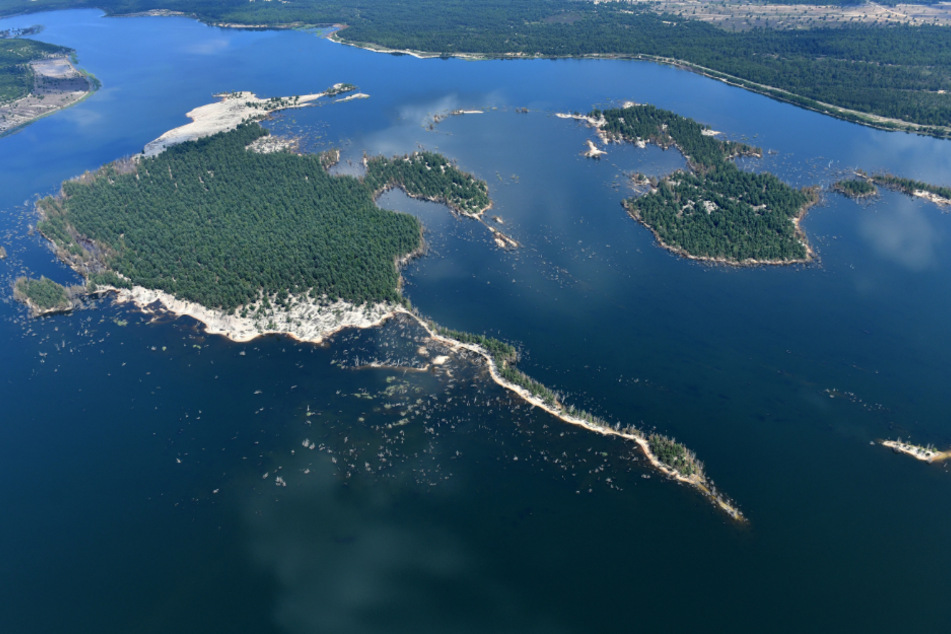 Verlockend und lebensgefährlich: Im Speicherbecken Lohsa II machten die Dresdner Camping-Urlaub.