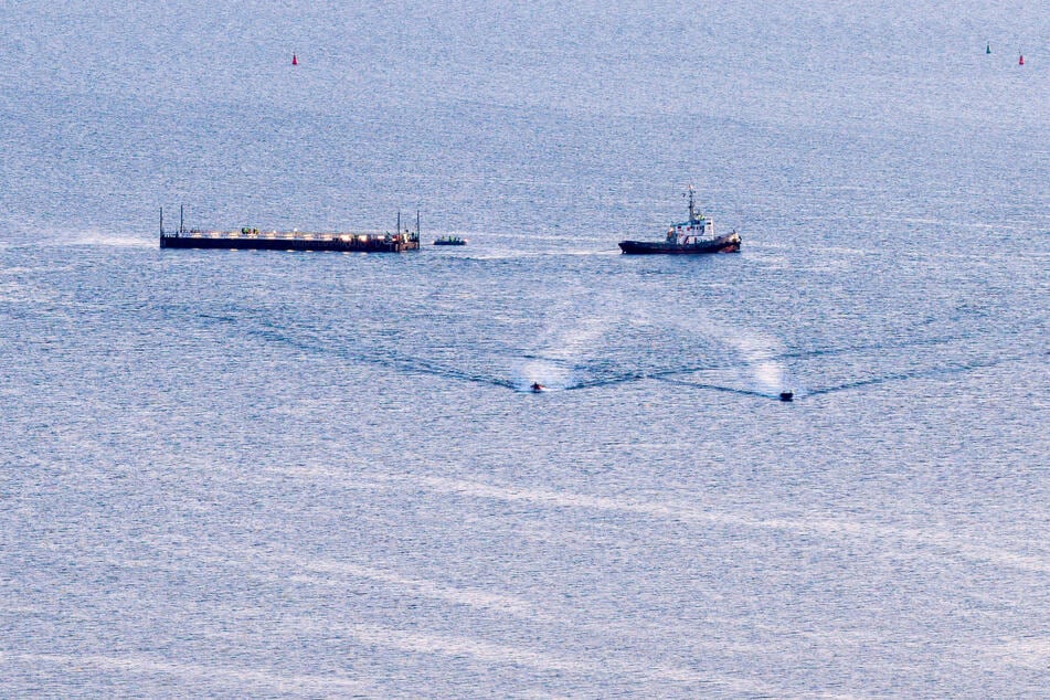 Noch bis vor Kurzem hat das Schiff "Robin Hood" die Barge mit dem gestrandetem Wal in Richtung Ostsee gezogen.