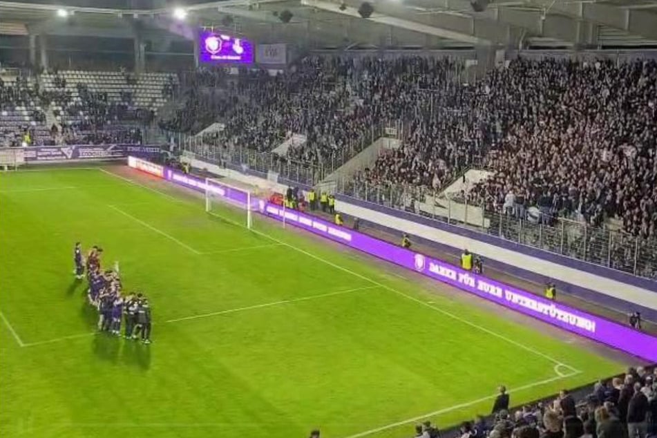 Am Freitagabend feierten Fans und Spieler in Aue die Schmährufe gegen Erzrivale FSV Zwickau.