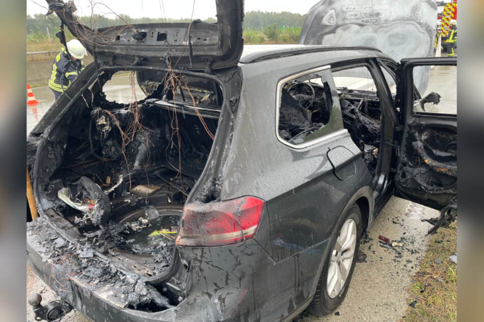 Der VW Passat wurde durch die Flammen komplett zerstört. Die Feuerwehr konnte eine weitere Ausbreitung des Brandes aber verhindern.