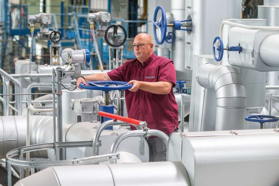 Obermaschinist Mike Stasch hat im Heizkraftwerk Altchemnitz die Regler im Griff. Das Kraftwerk gehört zur Energie-Reserve und kommt normalerweise nur in längeren Kälteperioden zum Einsatz.