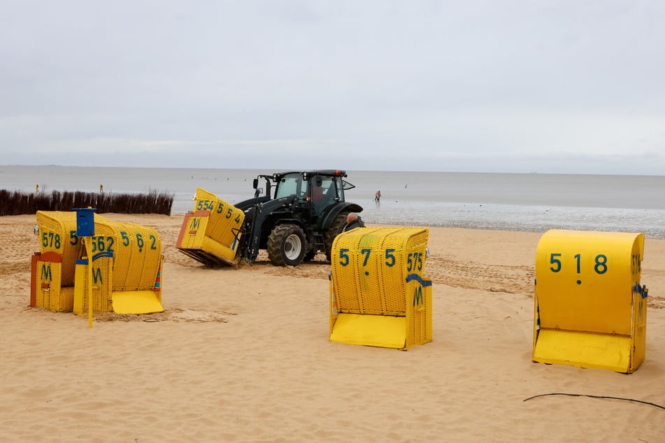 Vor der erwarteten Sturmflut werden am Strand von Cuxhaven-Duhnen die Strandkörbe gesichert.