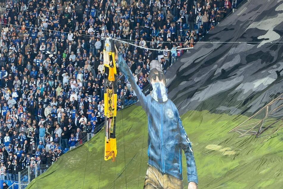 ... inklusive geklauter Fan-Utensilien.