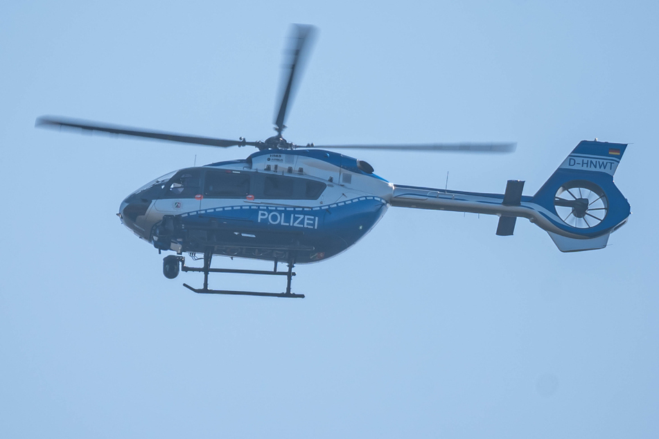 Die Polizei suchte sogar per Hubschrauber nach dem Unfallverursacher. (Symbolbild)