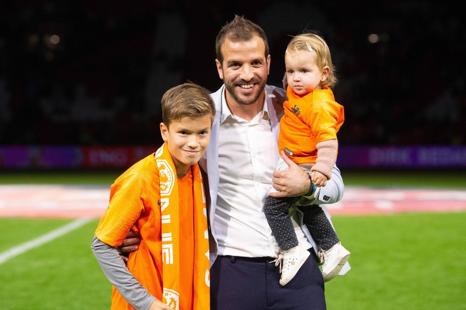 Damián van der Vaart (17, l.) mit seinem berühmten Papa Rafael (40, M.) und seiner Schwerster Jesslynn (6) im Oktober 2018 bei Ajax Amsterdam.