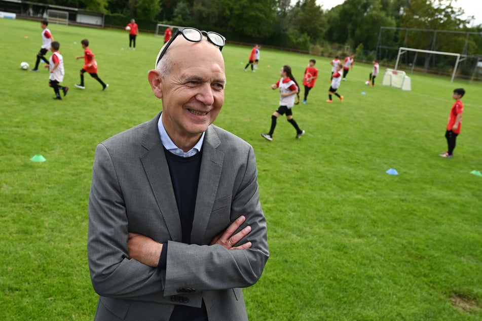 DFB-Präsident Bernd Neuendorf (62) stellte den neuen Nachwuchs-Direktor höchstpersönlich vor.