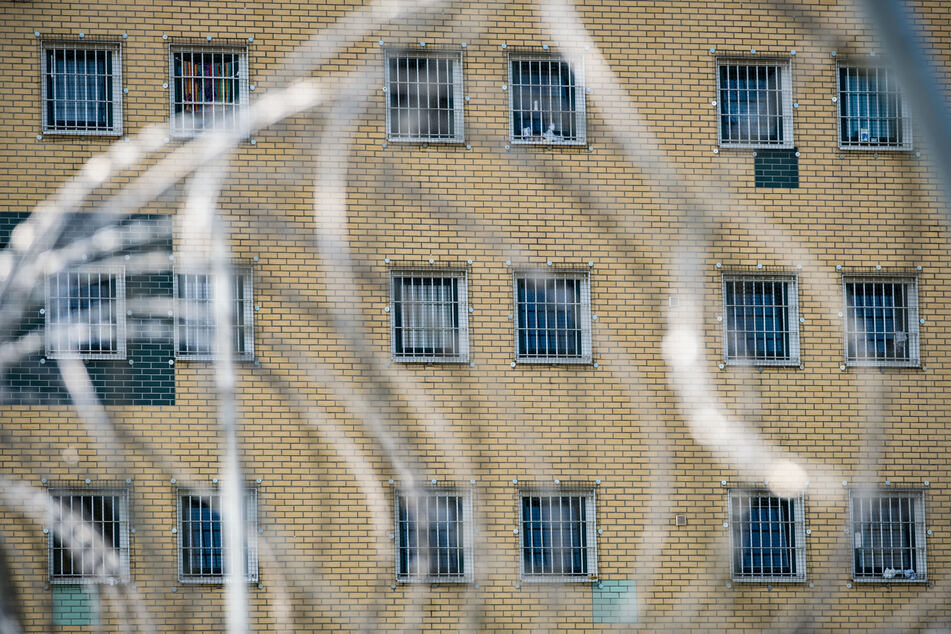 Ab 2025 haben Gefangene ein Recht auf eine Einzelzelle und mehr Platz. Auch dafür plant Sachsen-Anhalt seit Jahren einen Gefängnisneubau. Nach Verzögerungen gibt es nun neue Pläne. (Symbolbild)