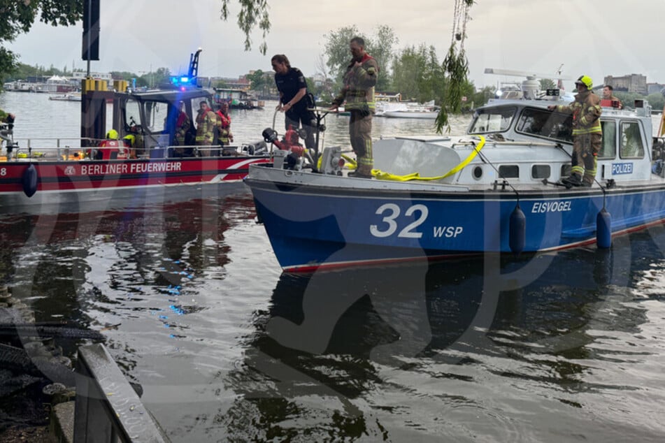 Berlin: Explosion auf der Spree: Boote brennen in Friedrichshain