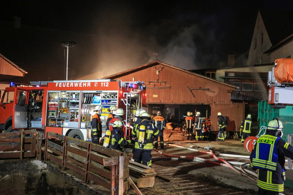 Einsatzkräfte der Feuerwehr am Brandort.
