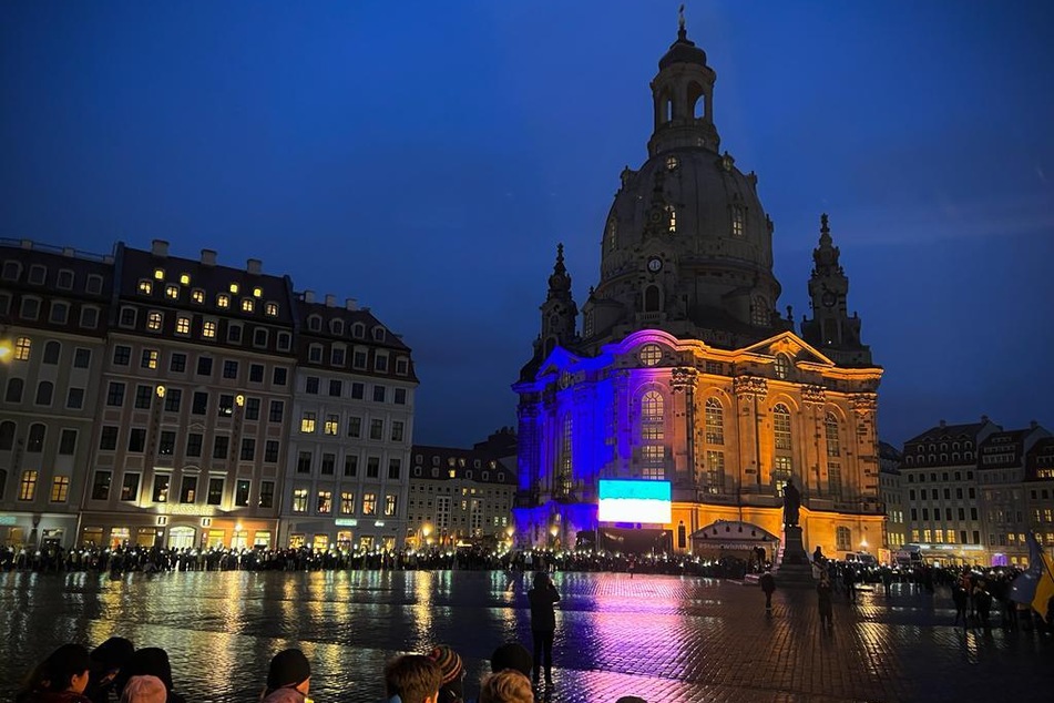 Nach der Veranstaltung wurde rund um den Neumarkt eine Lichterkette gebildet...