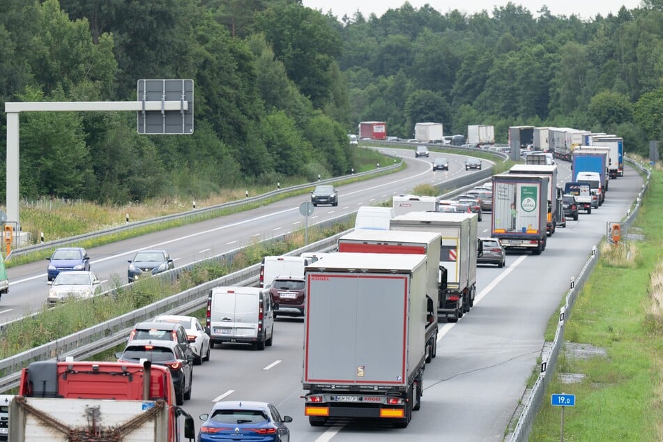 Auf der A9 in Sachsen-Anhalt musste nach einem Unfall die Fahrbahn voll gesperrt werden. (Symbolbild)