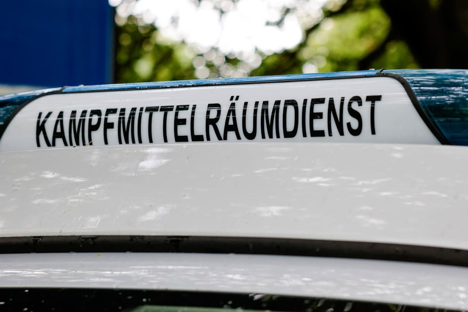 Gegen 12 Uhr war die Bombe kontrolliert gesprengt worden. Personen seien nicht verletzt worden, es habe aber Sachschäden gegeben.