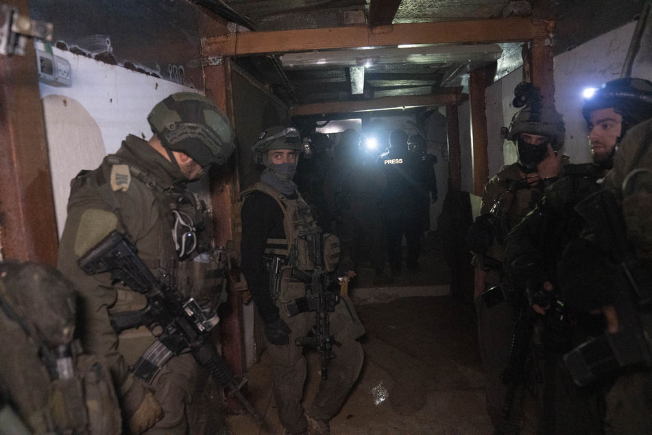 Israelische Soldaten stehen in einem Hamas-Tunnel unter einem Friedhof in Chan Junis während der Bodenoffensive auf den Gazastreifen.