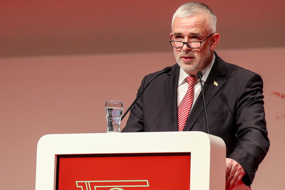 Präsident Dirk Zingler (58) vom 1. FC Union Berlin warnt vor einer zunehmenden medialen und politischen Vereinnahmung des Fußballs.
