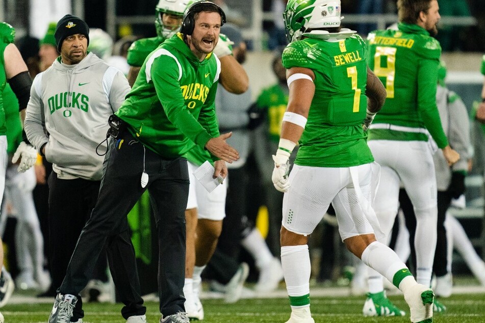 Despite a challenging loss to Washington in Week 8, Oregon is focused on their goal of winning the Pac-12 title and securing a spot in the College Football Playoffs.