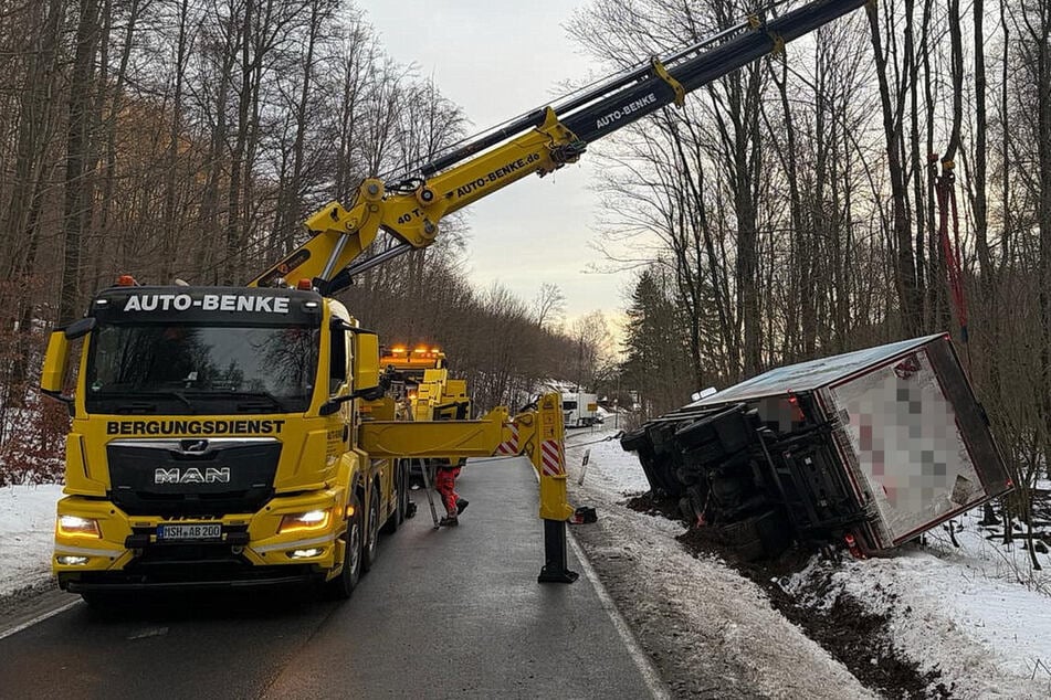 Lkw bleibt im Graben liegen: Kran muss ihn bergen