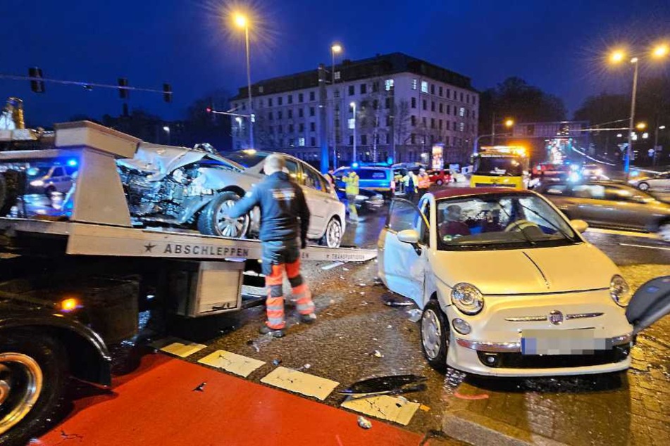 Crash auf der Kreuzung Zwickauer Straße/Reichsstraße in Chemnitz. Ein Fiat krachte mit einem Mazda zusammen.